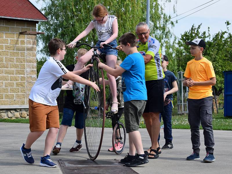 Cyklista Josef Zimovčák dorazil mezi vrbické děti. Svezl je na vysokém kole a představil třináctý ročník charitativního projektu Na kole dětem. Několikadenní závod na podporu malých onkologicky nemocných pacientů v červnu zakončí právě ve Vrbici.