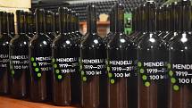 Červené víno odrůdy Cerason v pátek ručně lahvovali na Zahradnické fakultě Mendelovy univerzity v Lednici na Břeclavsku.