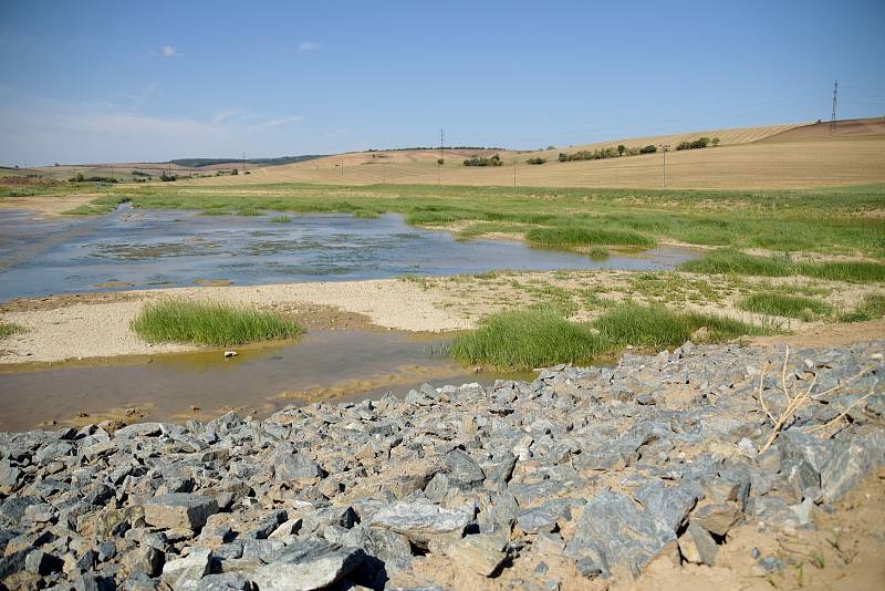 Morkůvečtí obnovili rybník poblíž silnice na Boleradice. V těchto dnech ho začínají napouštět.
