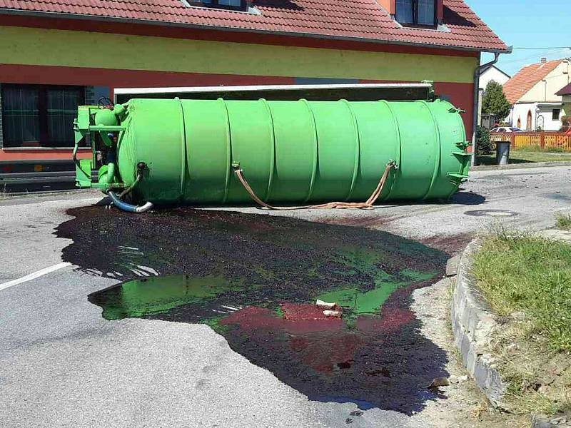Z převrácené cisterny vyteklo na silnici v pohořelické místní části Smolín asi tři tisíce litrů krve.