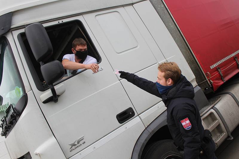 Kontrola na hraničním přechodu při vjezdu do Rakouska u Mikulova.