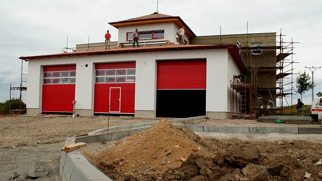 Ve Staré Břeclavi vyrůstá nová hasičská zbrojnice.