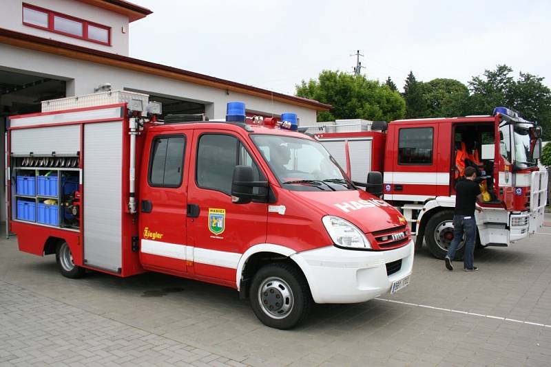 Deset dobrovolných hasičů ze Staré Břeclavi vyrazilo v pátek ráno ve dvou svých speciálech směr Praha. Pomáhat s odčerpáváním vody po povodních.Konkrétně do Černošic, které potrápila Berounka. Břeclavští dobrovolníci tam budou až do úterý odčerpávat vodu 