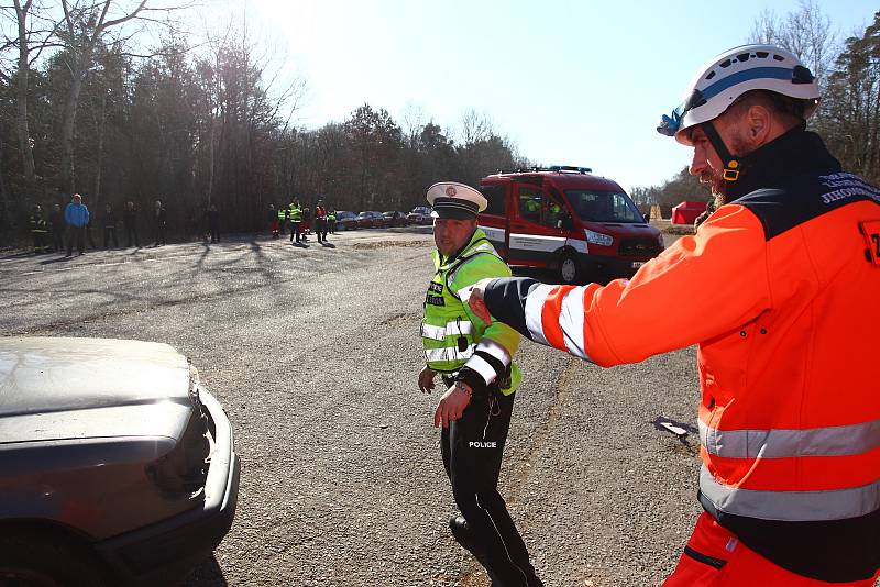 U hromadné dopravní nehody v Bořím lese u Břeclavi zasahovaly desítky hasičů, záchranářů a policistů. Šlo pouze o cvičení.