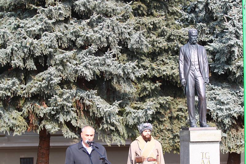 U památníku u žluté školy v Břeclavi si lidé ve středu připomněli 168. výročí od narození Tomáše Garrigue Masaryka.