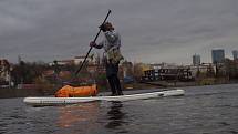 Z plavby na paddleboardu Prahou.