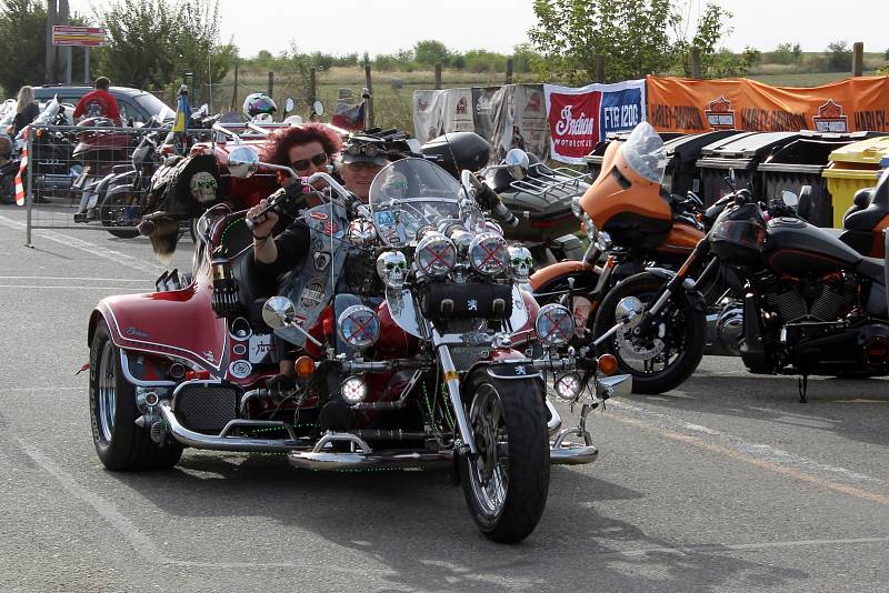 Pasohlávecký autokemp Merkur obsadili od čtvrtka do neděle motorkáři. Konal se tam odložený Euro Bike Fest.