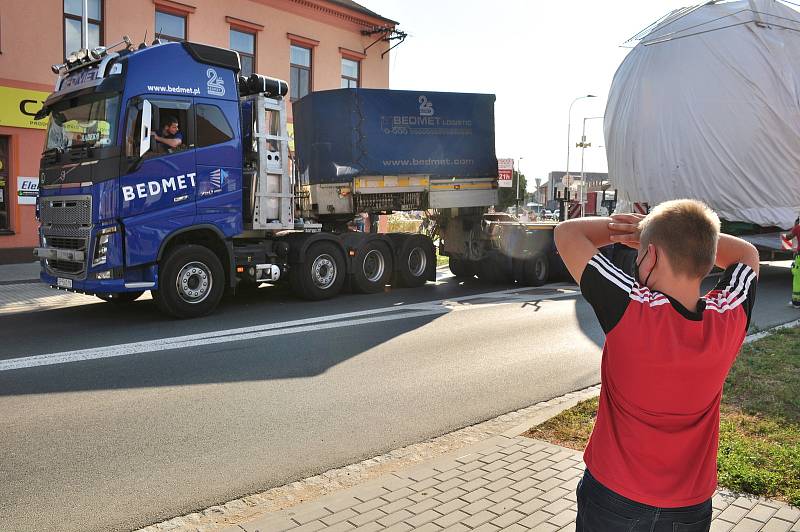 Obří transport míří z Třebíče do Hodonína k slovenským hranicím. Jede až do Velké Británie. Na snímku průjezd přes Pohořelice na Brněnsku.