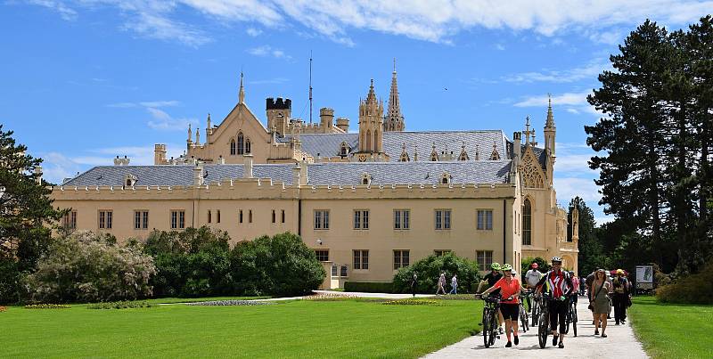 Putování lednickým zámeckým parkem se v sobotu se zahradním architektem Přemyslem Krejčiříkem zúčastnily desítky lidí. Komentovaná prohlídka byla součástí Víkendu otevřených zahrad.