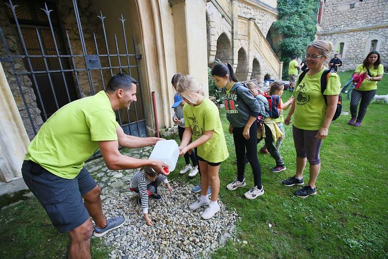 Ledničtí Oslíci ukízeli zámecký park.