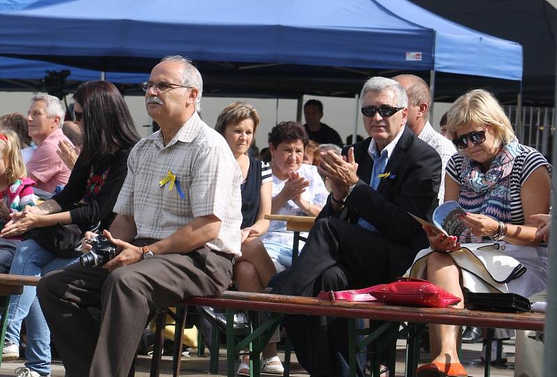 Vrbičtí v sobotu oslavili triumf v soutěži Vesnice roku 2014 Jihomoravského kraje. Hudbou, zpěvem, tancem i vínem. Starostovi obce Tomáši Bílkovi popřáli čtyři jeho kolegové z okolí originálně v krojích.