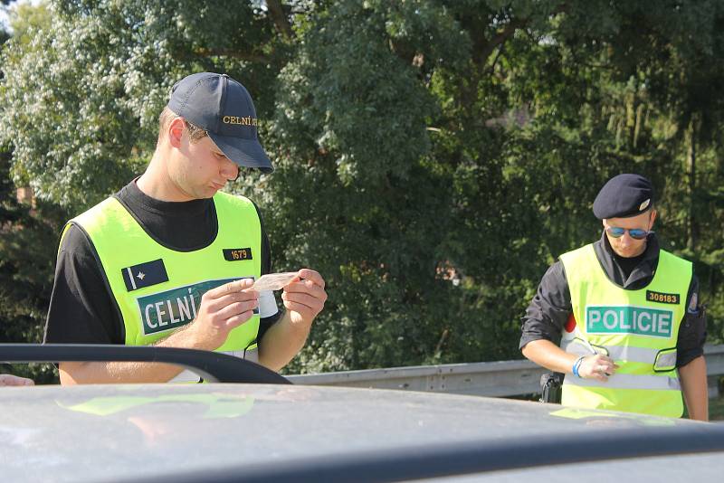 Policisté s vojáky procvičovali v úterý znovuzavedení kontrol na státní hranici se Slovenskem. Stanoviště měli i na silnici druhé třídy mezi Lanžhotem a Brodským. 