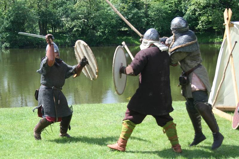 Na pět stovek břeclavských školáků poznávalo v pondělí na Pohansku dobu, kdy na Moravu přišli věrozvěsti Cyril a Metoděj.