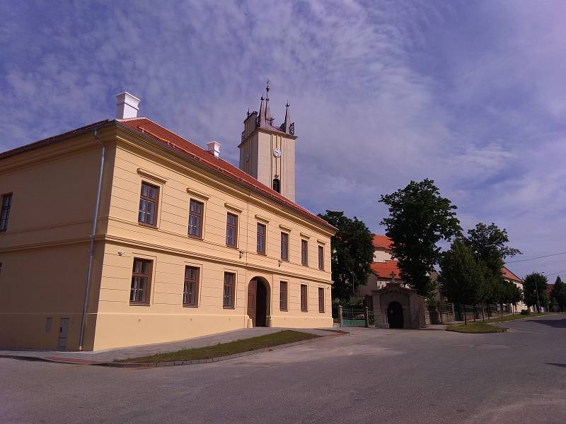 Nově zrekonstruovaná radnice na Masarykově náměstí v Podivíně.