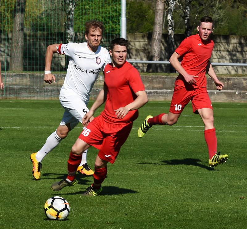 Fotbalisté Sokola Lanžhot (v bílých dresech) v 21. kole Divize D porazili Starou Říši 4:1.