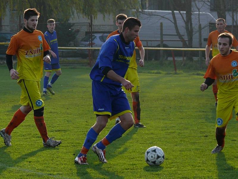 Fotbalisté Velkých Bílovic (v modrém) porazili v okresním přeboru hustopečské áčko.