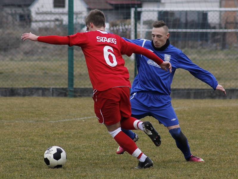 Břeclavští fotbalisté (v modrém) zvládli generálku na třetí ligu. V Sedleci porazili Vyškov.