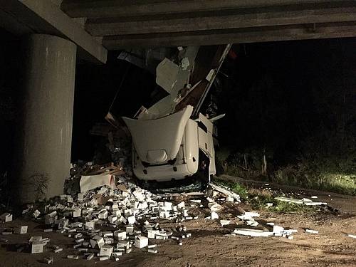 Kamion havaroval v úterý pozdě večer na dálnici D2 ve směru na Brno u Lanžhota. Zůstal viset z mostu.