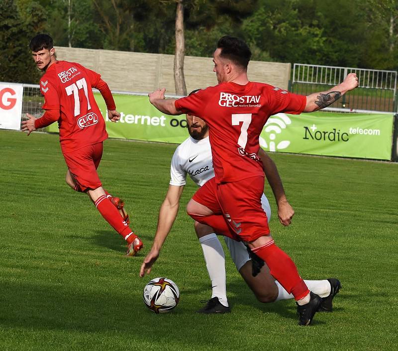 Fotbalisté Lanžhota (v bílém) remizovali se Startem Brno 1:1.