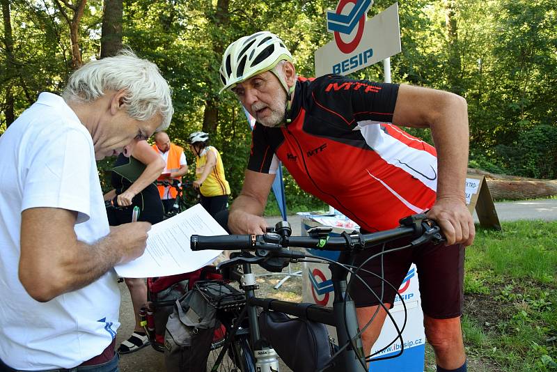 Policisté společně s odborníky z Besipu a Centra dopravního výzkumu v Lednici kontrolovali cyklisty na kolech a elektrokolech.