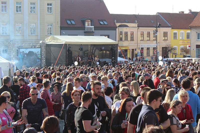 Tisíce lidí se v sobotu sešly v Hustopečích, kde se konaly tradiční mandloňové slavnosti.