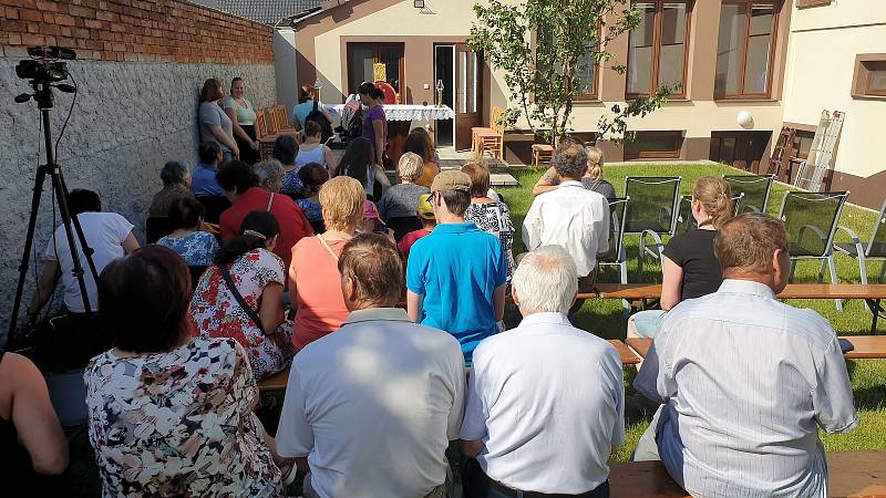 Tradiční nedělní mše se tentokrát uskutečnila v Moravské Nové Vsi pod širým nebem. Kostel je poničený po čtvrtečním tornádu.