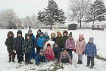 Sněhovou nadílku si 9. prosince užili i školáci v Rakvicích.