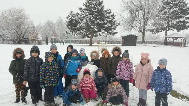 Sněhovou nadílku si 9. prosince užili i školáci v Rakvicích.