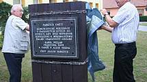Tři vranovické oběti komunistické perzekuce připomíná nový památník, který stojí mezi tamním kostelem a základní školou.