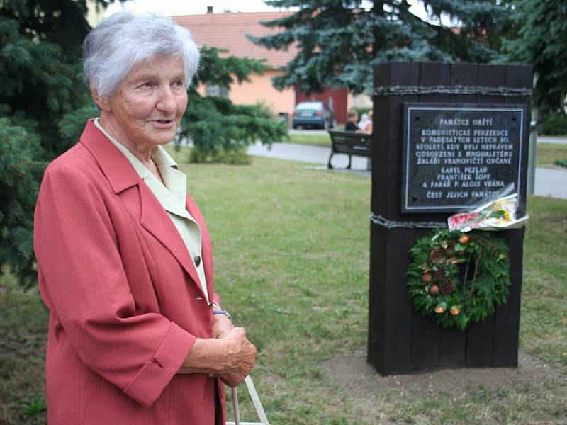 Tři vranovické oběti komunistické perzekuce připomíná nový památník, který stojí mezi tamním kostelem a základní školou.
