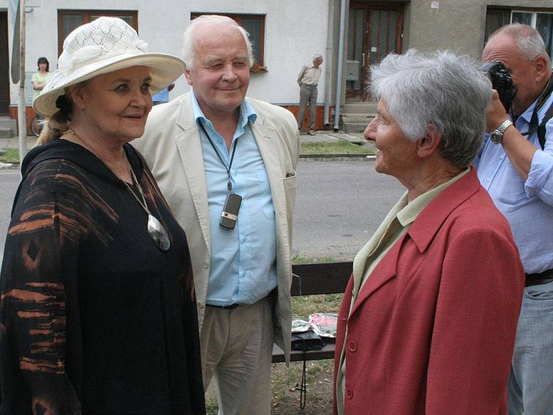 Kvůli památníku přijela i herečka Gabriela Vránová (vlevo).