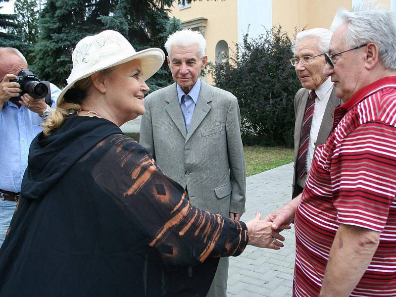 Kvůli památníku přijela i herečka Gabriela Vránová (vlevo).