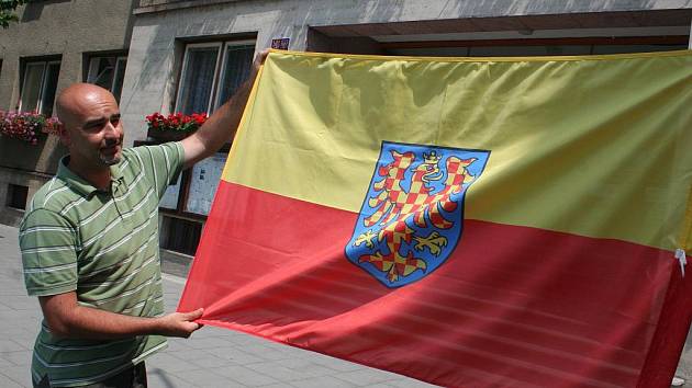 Vyvěšování moravské vlajky před břeclavskou radnicí.