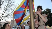 Skauti a skautky z břeclavského střediska Svatopluk v pondělí ráno vyvěsili tibetskou vlajku na stožár před radnicí. Ještě předtím se v centru města o kousek dál objevila i vlajka Číny. Na budově jedné z tamních realitních kanceláří visí poněkolikáté. 