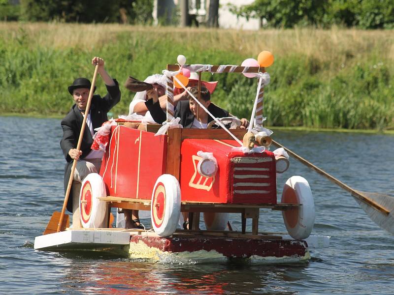 Posádku historického automobilu tvořil při Bobří neckyádě ženich s nevěstou, řidič a oddávající Ludvík Šmída.