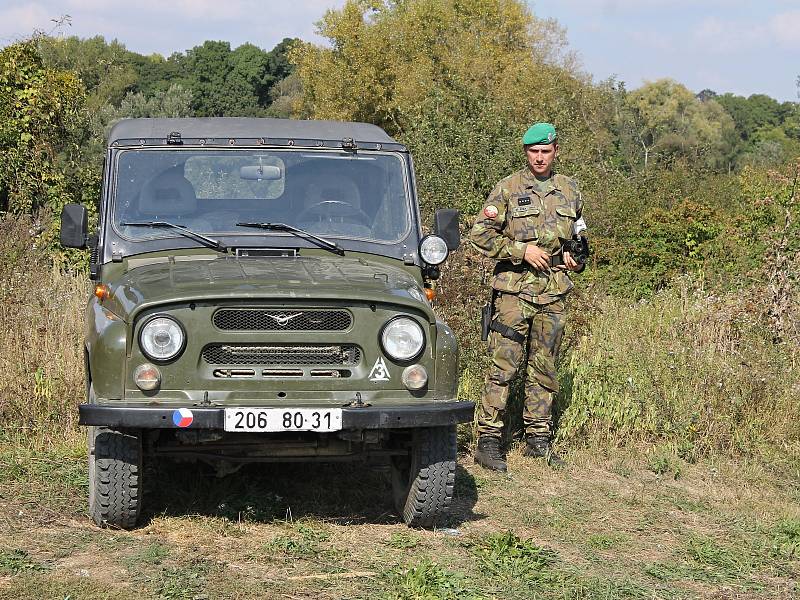 Policisté s vojáky procvičovali v úterý znovuzavedení kontrol na státní hranici se Slovenskem. Stanoviště měli i na silnici druhé třídy mezi Lanžhotem a Brodským. 