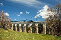Souprava railjet na velkém řikonínském viaduktu.