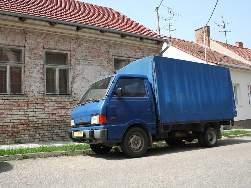 U domu Jiřího Adama stálo ve středu jeho auto, ve kterém podle sousedů stále jezdí.