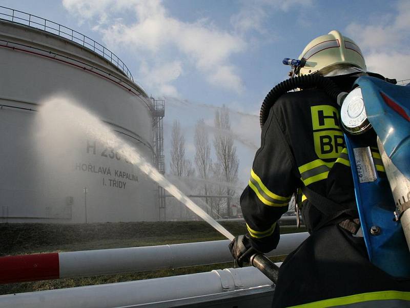 Na nádrže společnosti Čepro v Kloboukách u Brna v úterý 15. prosince zaútočili teroristé. Zasahovalo kolem stovky záchranářů.