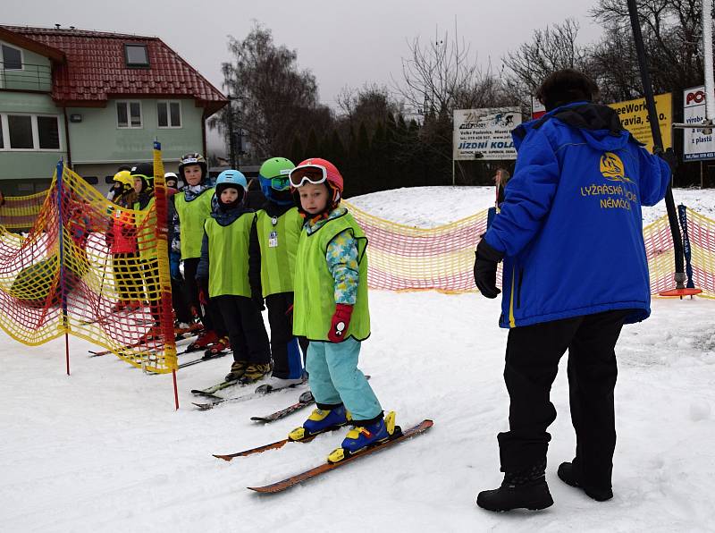 V Němčičkách zahájili v sobotu 7. prosince kurzy v lyžařské škole. Kapacita je zcela zaplněná. Učit lyžovat se na nejníže položeném svahu ve střední Evropě bude na 380 dětí.