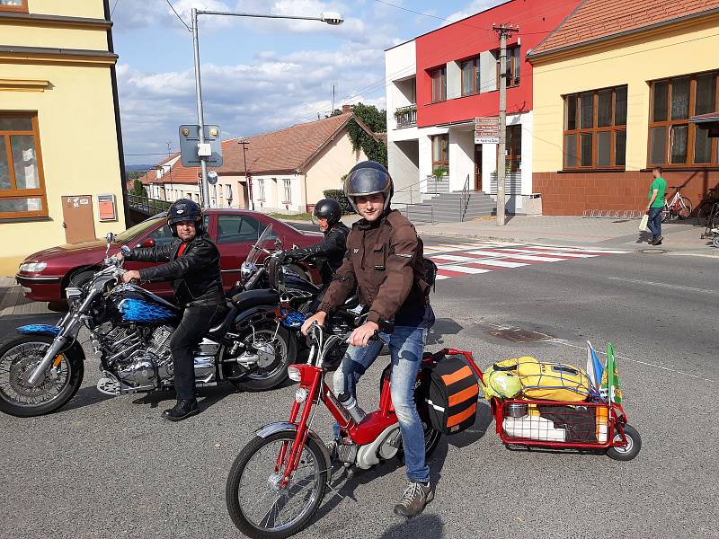 Michal Vaněk odjíždí z Vacenovic na mopedu z roku 1968 do Říma.