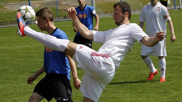 Fotbalisté Lanžhota (v bílém) se ve Velkých Pavlovicích nic nedařilo a vysoko prohráli.