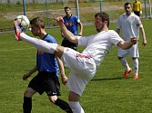 Fotbalisté Lanžhota (v bílém) se ve Velkých Pavlovicích nic nedařilo a vysoko prohráli.