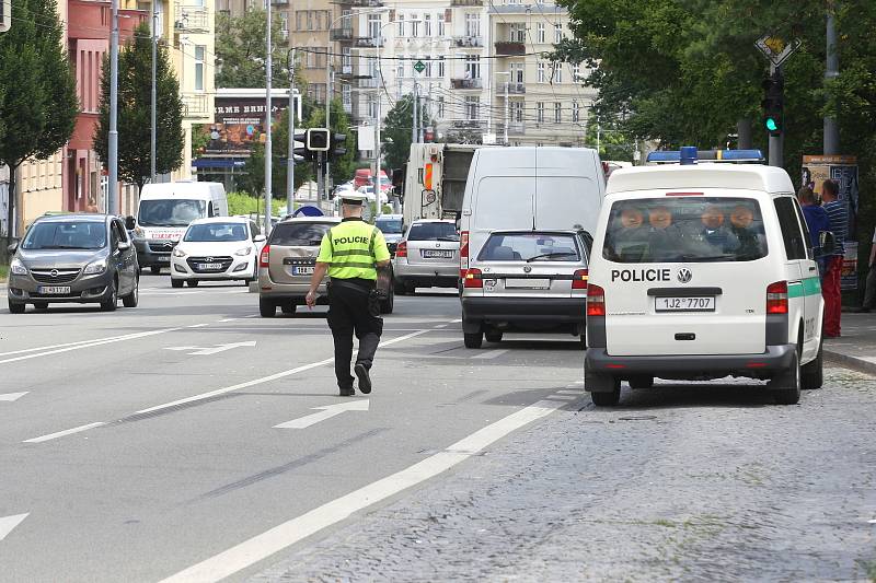 Motorkář v Pionýrské ulici narazil do sloupu. Skončil v nemocnici