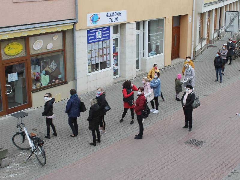 Před jednou z galanterií v centru Břeclavi přímo naproti redakci Břeclavského deníku Rovnost se už kolem deváté ráno tvořily fronty.