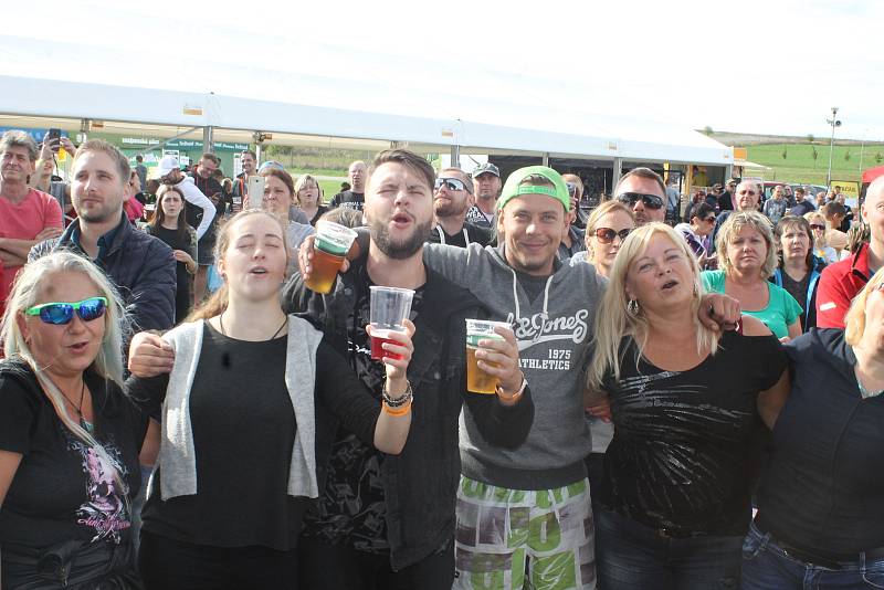 Pasohlávky hostily závody dračích lodí a festival s šedesáti druhy piv.