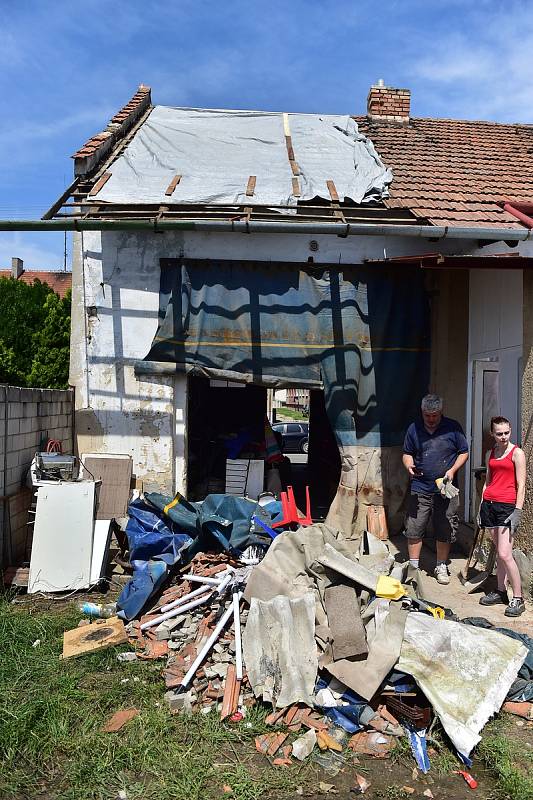 Lidé v Lanžhotě odklízeli spoušť, kterou tam způsobilo pondělní tornádo.