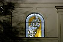 Velkopavlovický kostel Nanebevzetí Panny Marie se před Vánoci pochlubil novými vitrážemi.