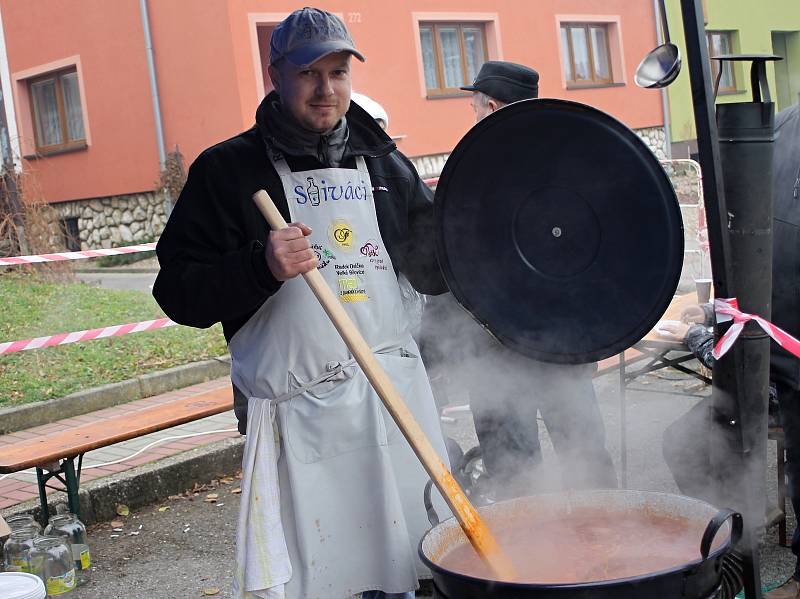 Soutěže ve vaření zelňačky se ve Velkých Bílovicích zúčastnilo téměř třicet týmů.