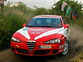 Martin Rada ve své alfě na domácí trati při loňské Hustopečské rally. 